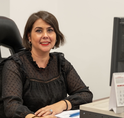 Irantzu Gonzalez, administración en Suministros Landaburu