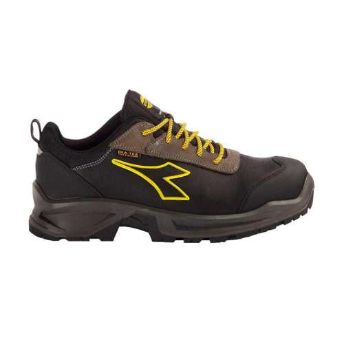 Zapatilla de seguridad Diadora Sport Diatex Low S3 WR CI SRC con tecnología DIATEX de membrana impermeable y puntera de aleación de aluminio, en color negro y amarillo.